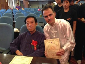 اهدا احکام خاندان چن -فرمش شین جیا ایلو توسط استاد اعظم چن ژنگلی   (8)